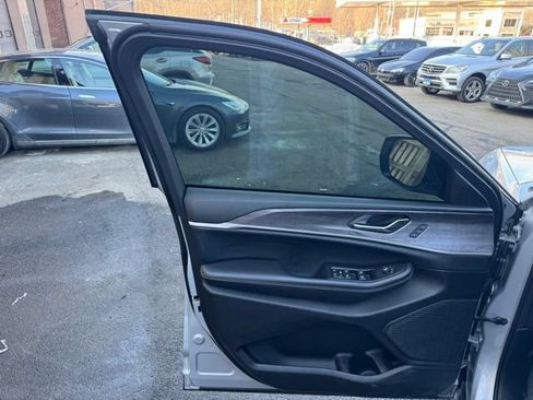 Used 2024 Jeep Grand Cherokee Limited RWD image 11