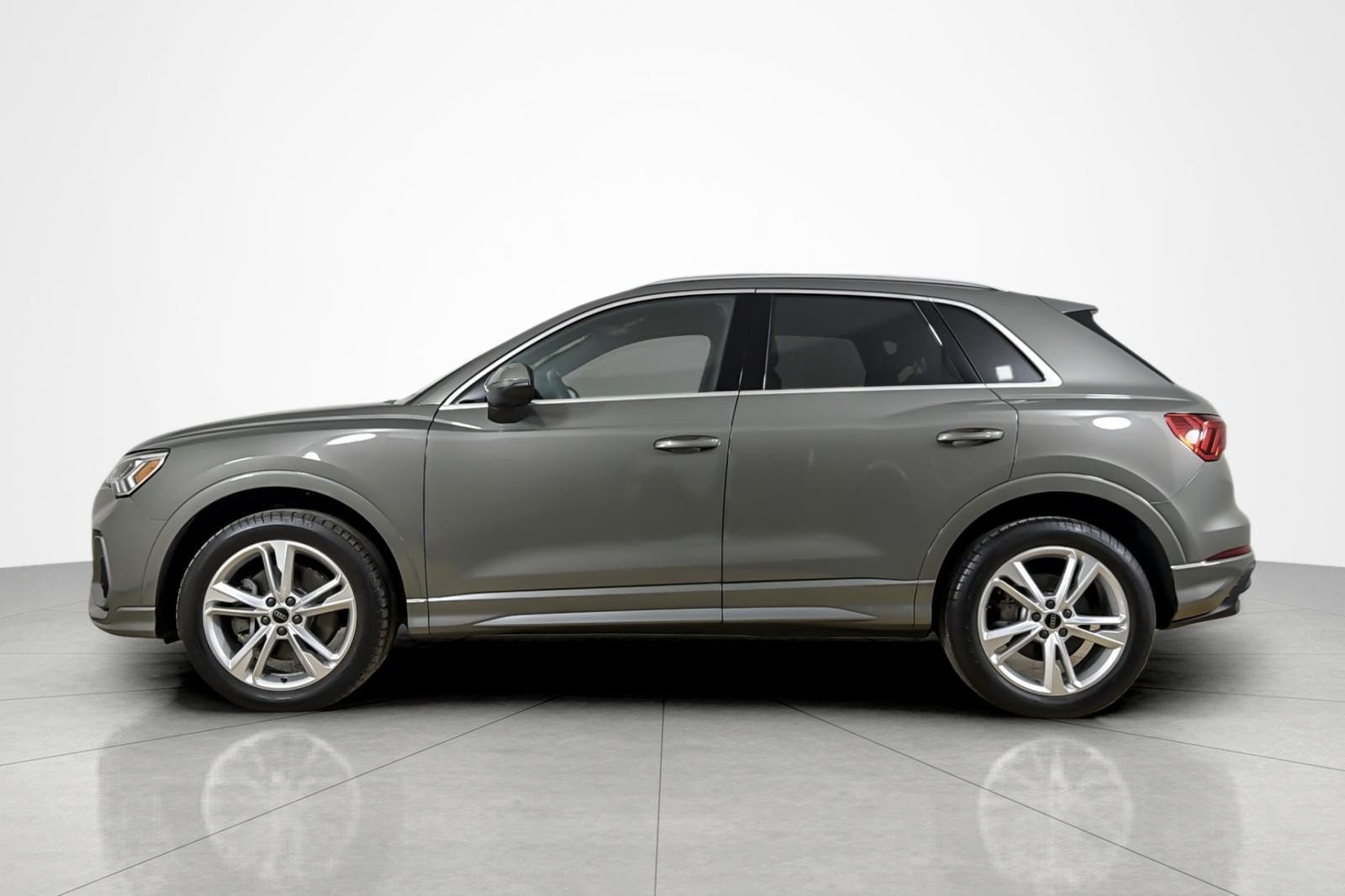 Used 2023 Audi Q3 2.0T Premium w/ Convenience Package AWD/4WD image 2
