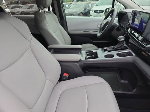 Used 2025 Toyota Sienna XLE FWD image 10