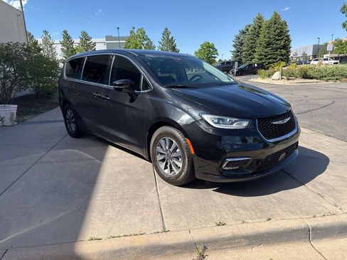 Used 2022 Chrysler Pacifica Touring-L w/ Uconnect Theater Family Group FWD image 4