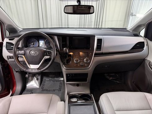 Used 2017 Toyota Sienna image 14