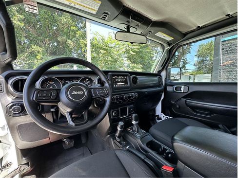 Used 2022 Jeep Gladiator Sport AWD/4WD image 2