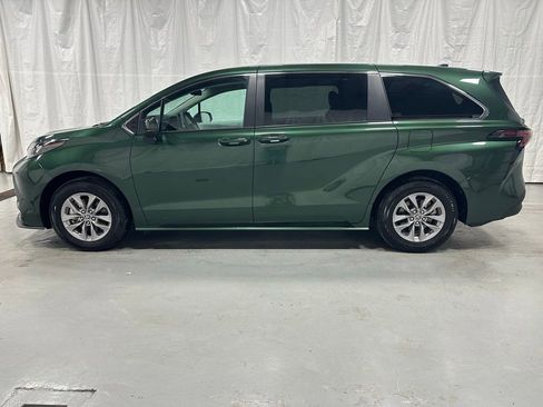 Used 2025 Toyota Sienna LE image 4