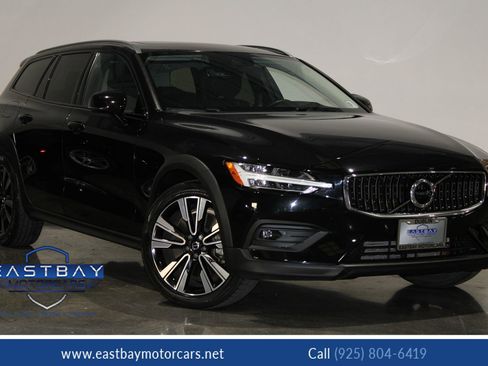 Used 2021 Volvo V60 T5 Cross Country w/ Climate Package image 1