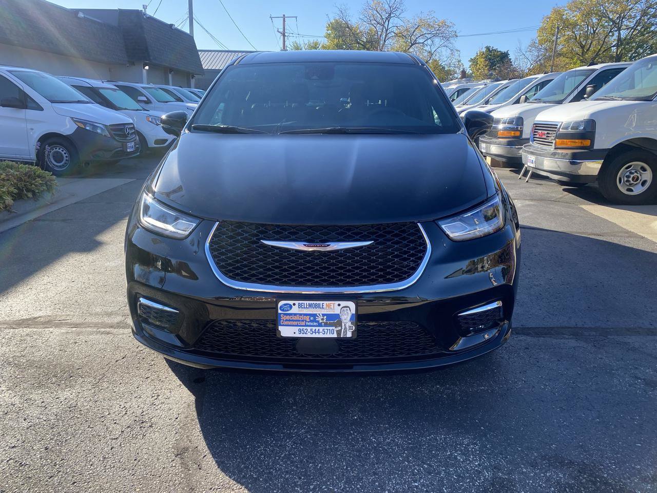 Used 2025 Chrysler Pacifica Select AWD/4WD image 2