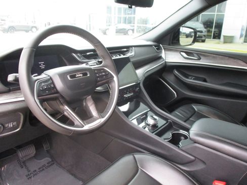 Used 2024 Jeep Grand Cherokee L Limited w/ Luxury Tech Group II image 16