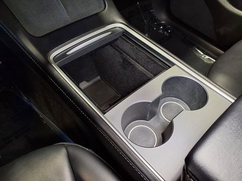 Used 2022 Tesla Model Y Long Range image 5