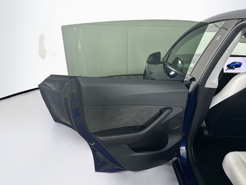 Used 2024 Tesla Model Y Long Range AWD/4WD image 24