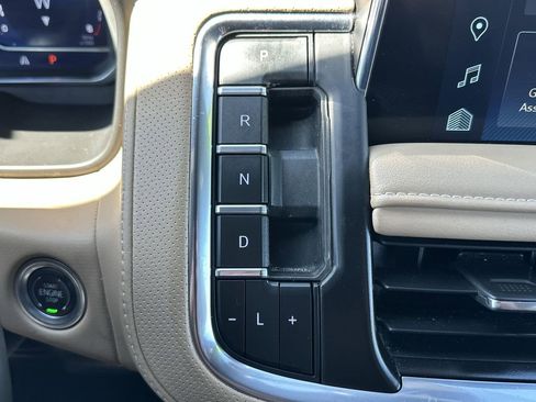 Used 2024 Chevrolet Suburban Premier image 28