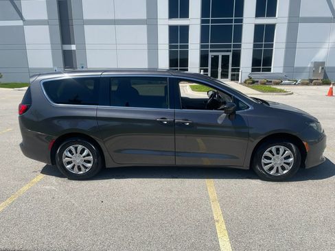 Used 2020 Chrysler Voyager L image 4