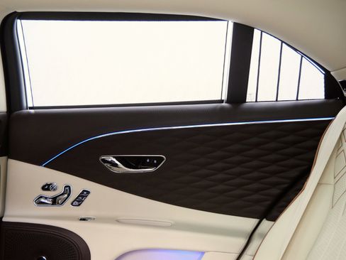 Used 2022 Bentley Flying Spur Plug-In Hybrid image 34