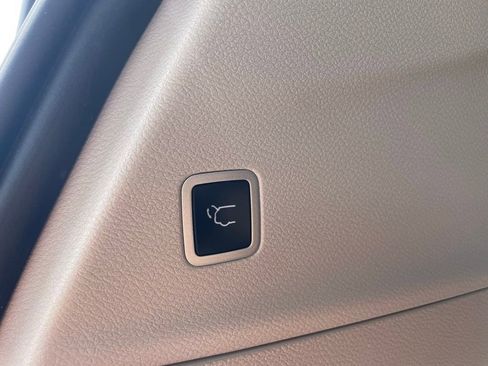 Used 2024 Chrysler Pacifica Select w/ Uconnect Theater Family Group image 16