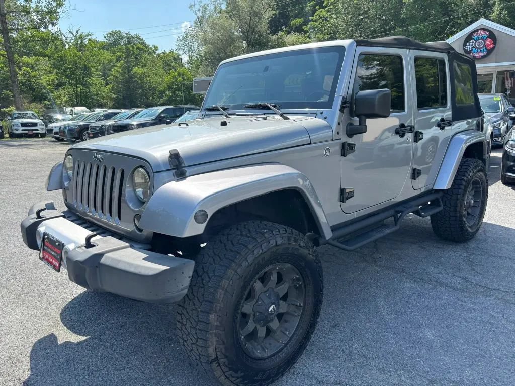 Used 2015 Jeep Wrangler Unlimited Sahara w/ Connectivity Group AWD/4WD image 4
