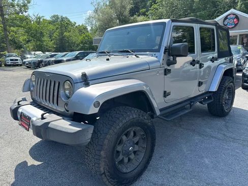 Used 2015 Jeep Wrangler Unlimited Sahara w/ Connectivity Group AWD/4WD image 4