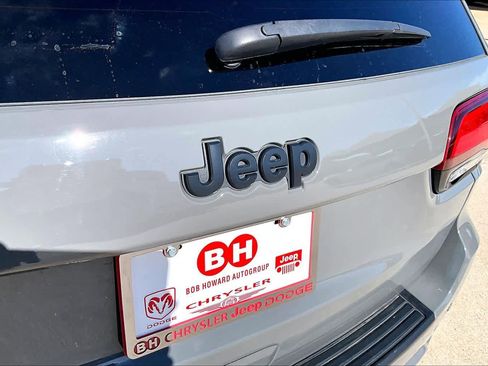 Used 2022 Jeep Grand Cherokee Laredo X RWD image 28