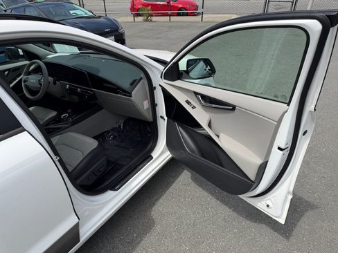 Used 2024 Kia Niro Wave w/ Wave Preserve Package FWD image 38