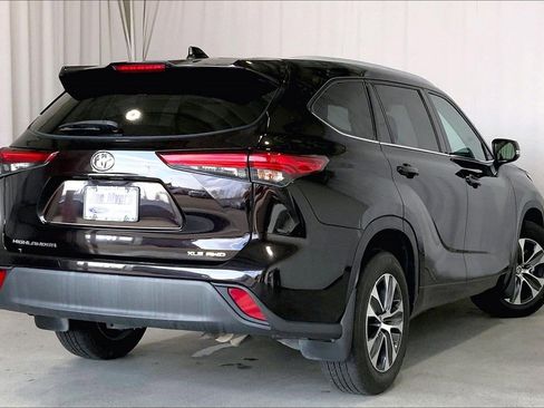 Used 2022 Toyota Highlander XLE image 13