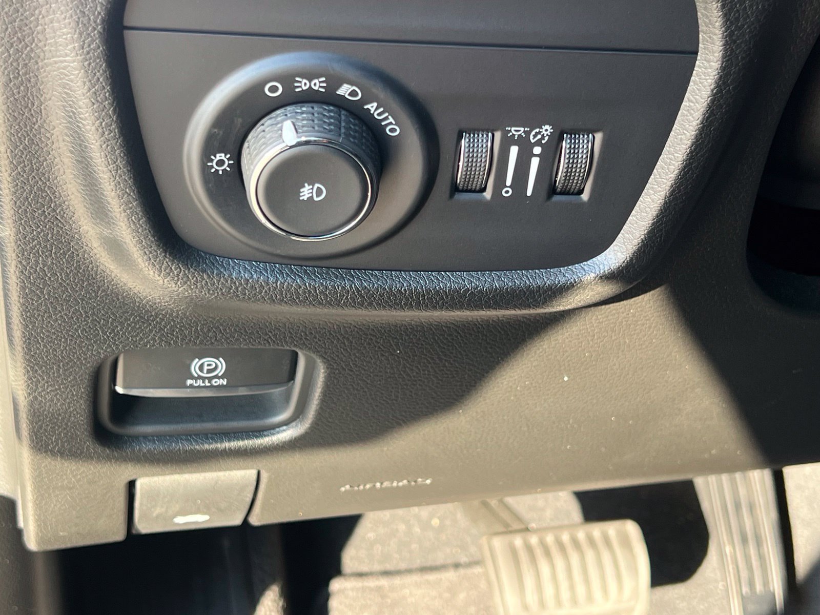Used 2023 Jeep Grand Cherokee Limited w/ Luxury Tech Group II RWD image 41