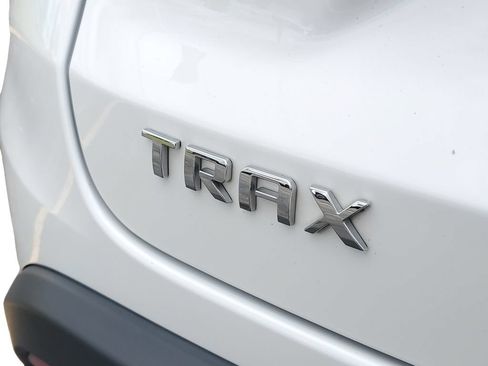 Used 2025 Chevrolet Trax LT w/ LT Convenience Package FWD image 11