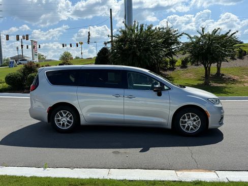 Used 2024 Chrysler Pacifica Touring-L FWD image 6