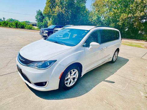 Used 2017 Chrysler Pacifica Touring-L w/ Tire & Wheel Group FWD image 5