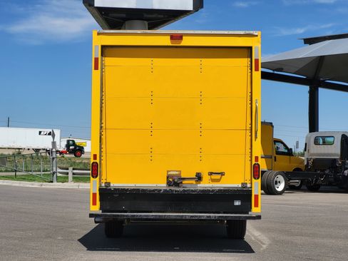 Used 2017 GMC Savana 3500 RWD image 6
