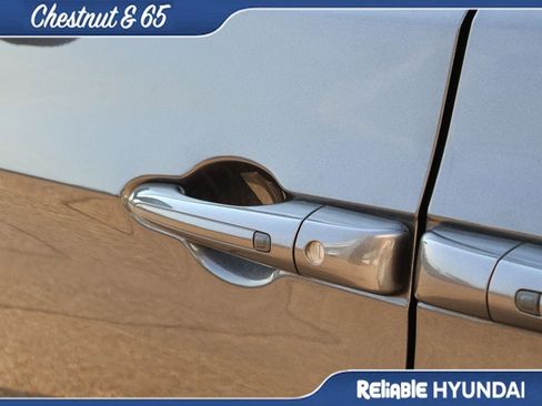 Used 2023 Chrysler Pacifica Touring-L AWD/4WD image 19