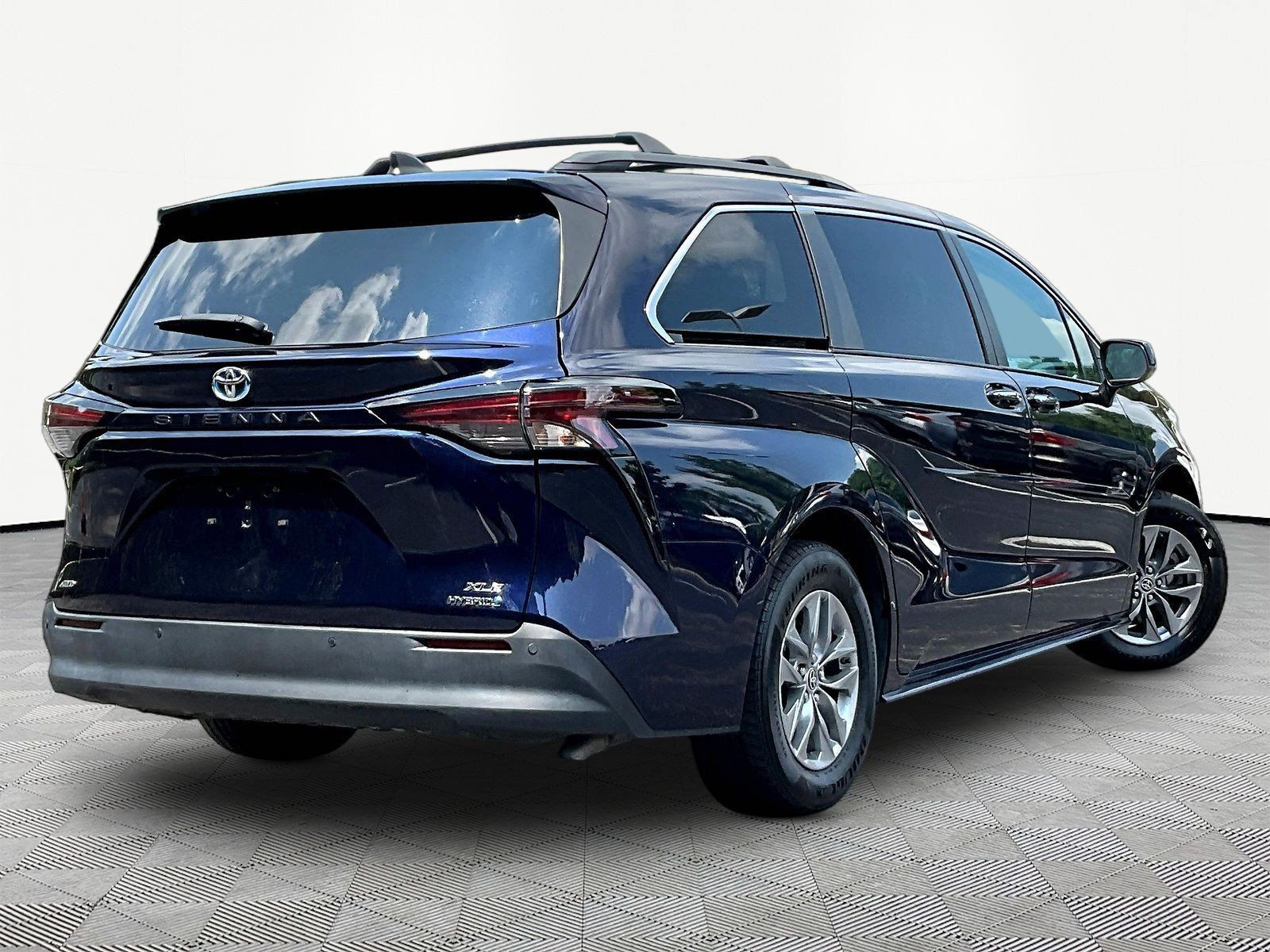 Used 2024 Toyota Sienna XLE AWD/4WD image 6