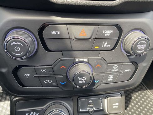 Used 2022 Jeep Renegade Limited w/ Sun, Sound & Wheels Group AWD/4WD image 19