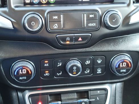 Used 2023 GMC Terrain SLT image 19