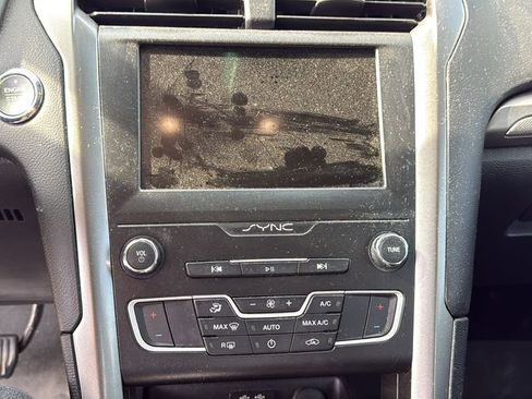 Used 2019 Ford Fusion SE image 9