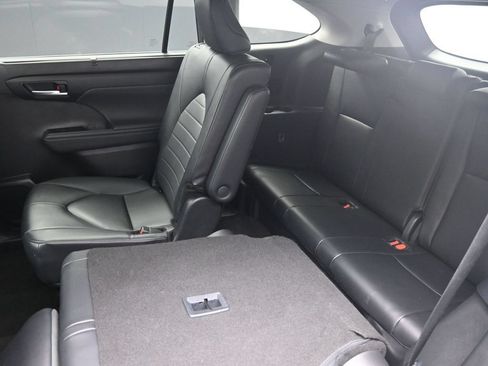 Used 2024 Toyota Highlander XLE FWD image 22