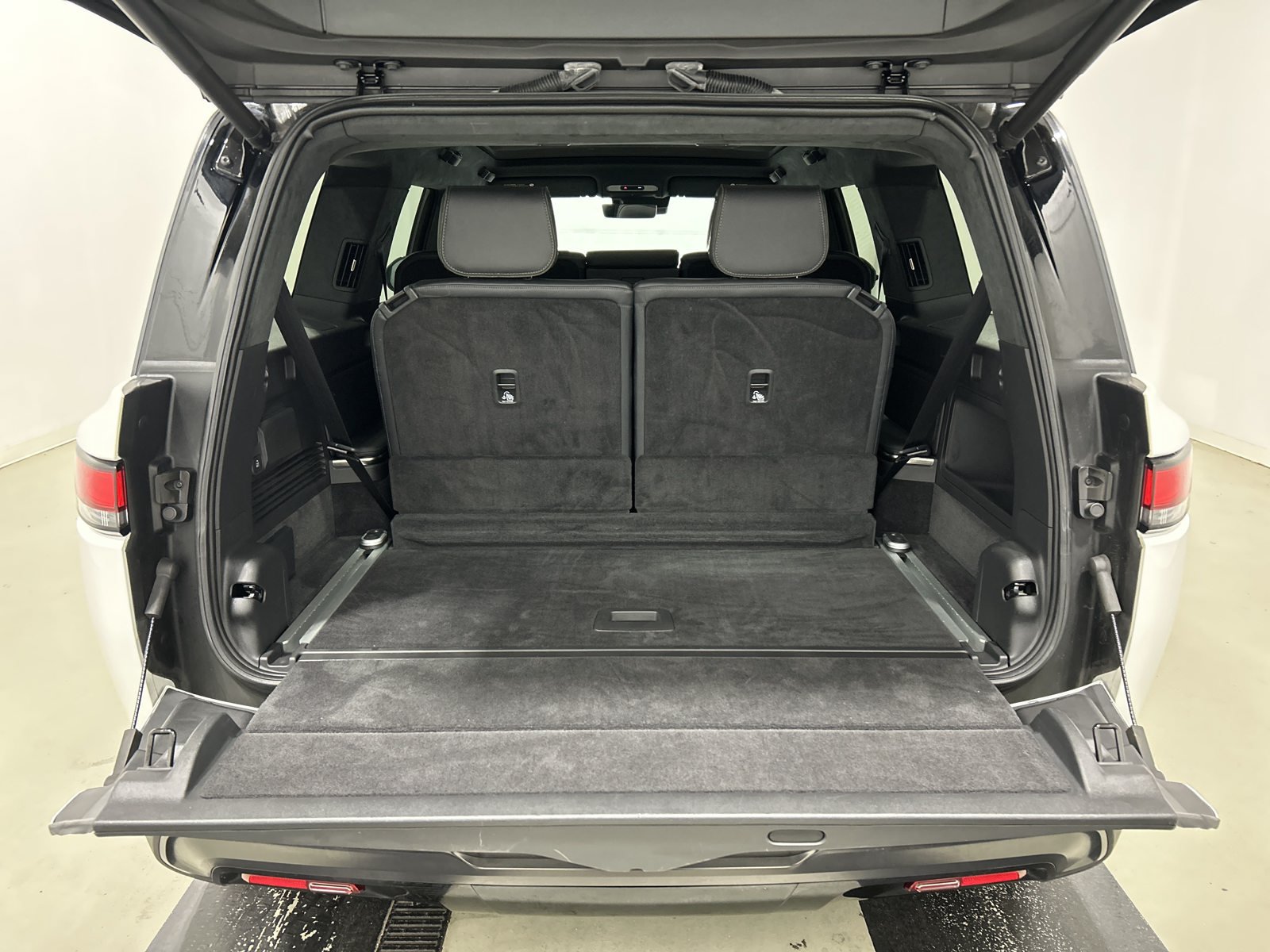 Used 2025 Rivian R1S Adventure Dual AWD/4WD image 15