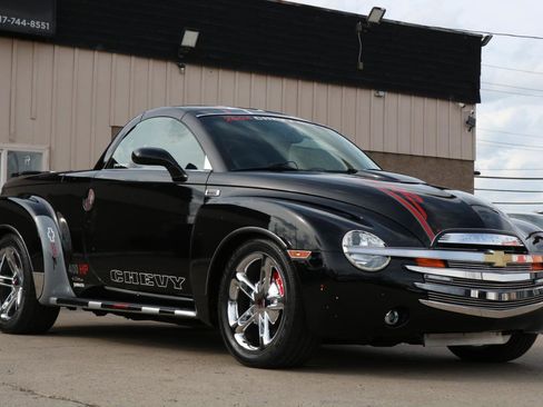 Used 2004 Chevrolet SSR w/ Preferred Equipment Group RWD image 5