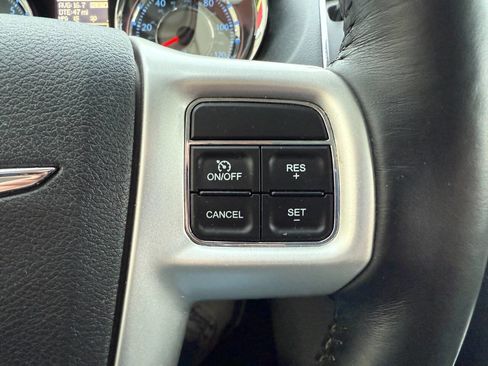 Used 2016 Chrysler Town & Country Touring w/ Driver Convenience Group image 29