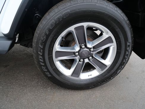 Used 2019 Jeep Wrangler Unlimited Sahara AWD/4WD image 35