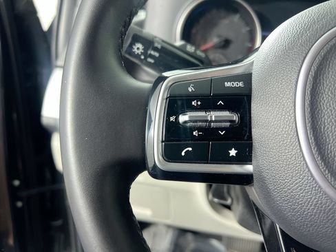 Used 2024 Kia Carnival LX FWD image 16