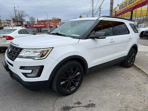 Used 2017 Ford Explorer XLT w/ Equipment Group 202A image 3