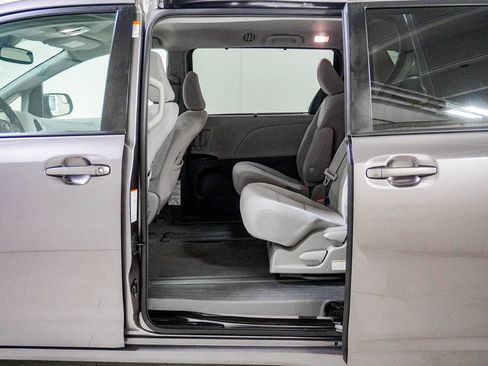 Used 2019 Toyota Sienna LE FWD image 37