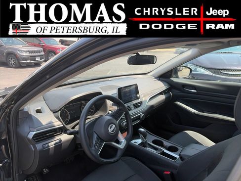 Used 2025 Nissan Altima 2.5 SV FWD image 10