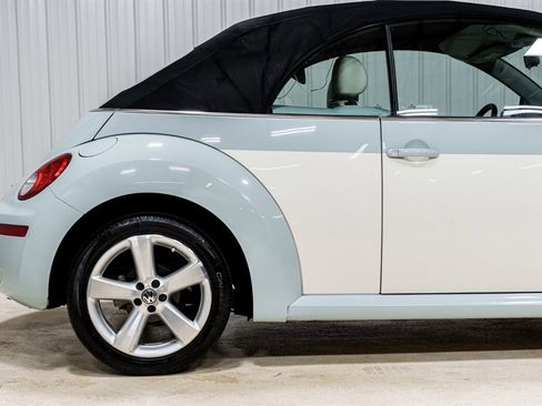 Used 2010 Volkswagen Beetle Convertible image 16