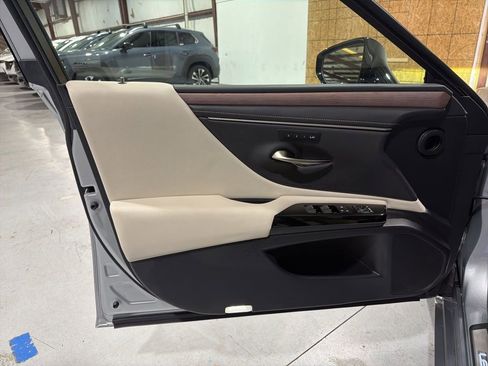 Used 2024 Lexus ES 350 w/ Premium Package image 28