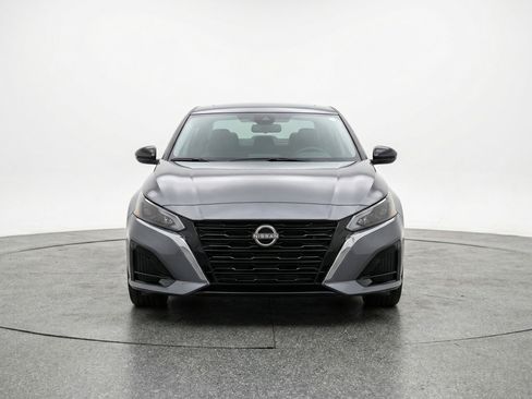 Used 2025 Nissan Altima 2.5 SV FWD image 2