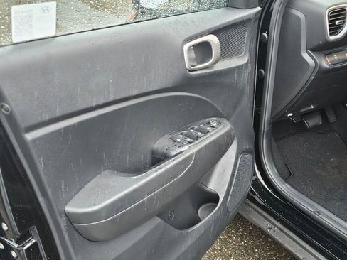 Used 2025 Hyundai Venue SEL image 17