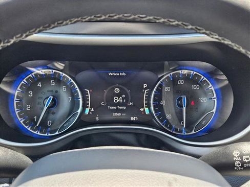 Used 2025 Chrysler Pacifica Select FWD image 10