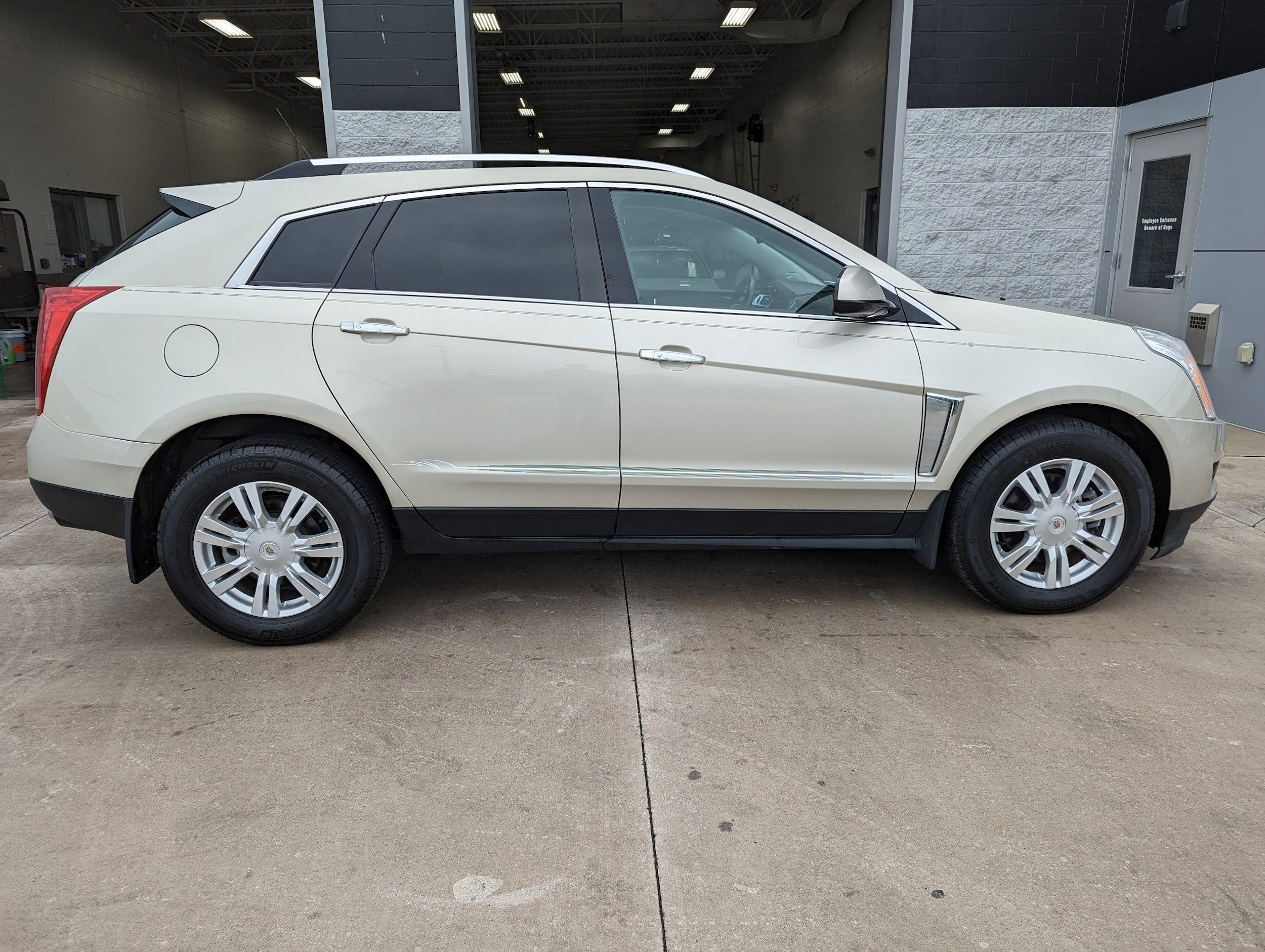 Used 2014 Cadillac SRX Luxury FWD image 1