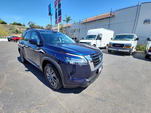 Used 2022 Nissan Pathfinder SV image 2