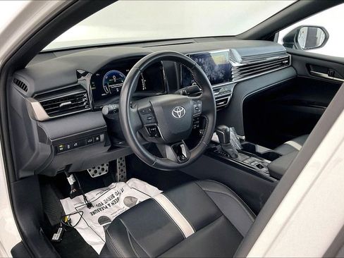 Used 2025 Toyota Camry SE image 18