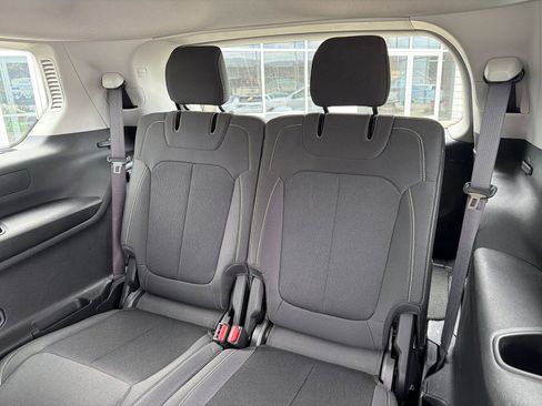 Used 2023 Jeep Grand Cherokee L Laredo image 18