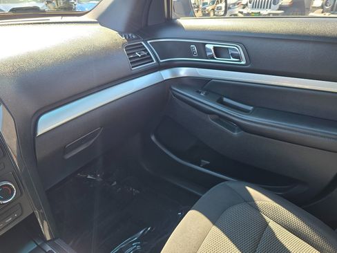 Used 2017 Ford Explorer XLT image 38